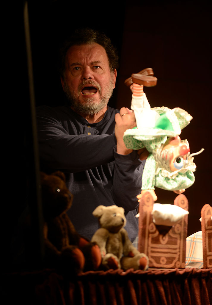 Peter Allen of Parasol Puppets performs the folk tale "The Three Bears"